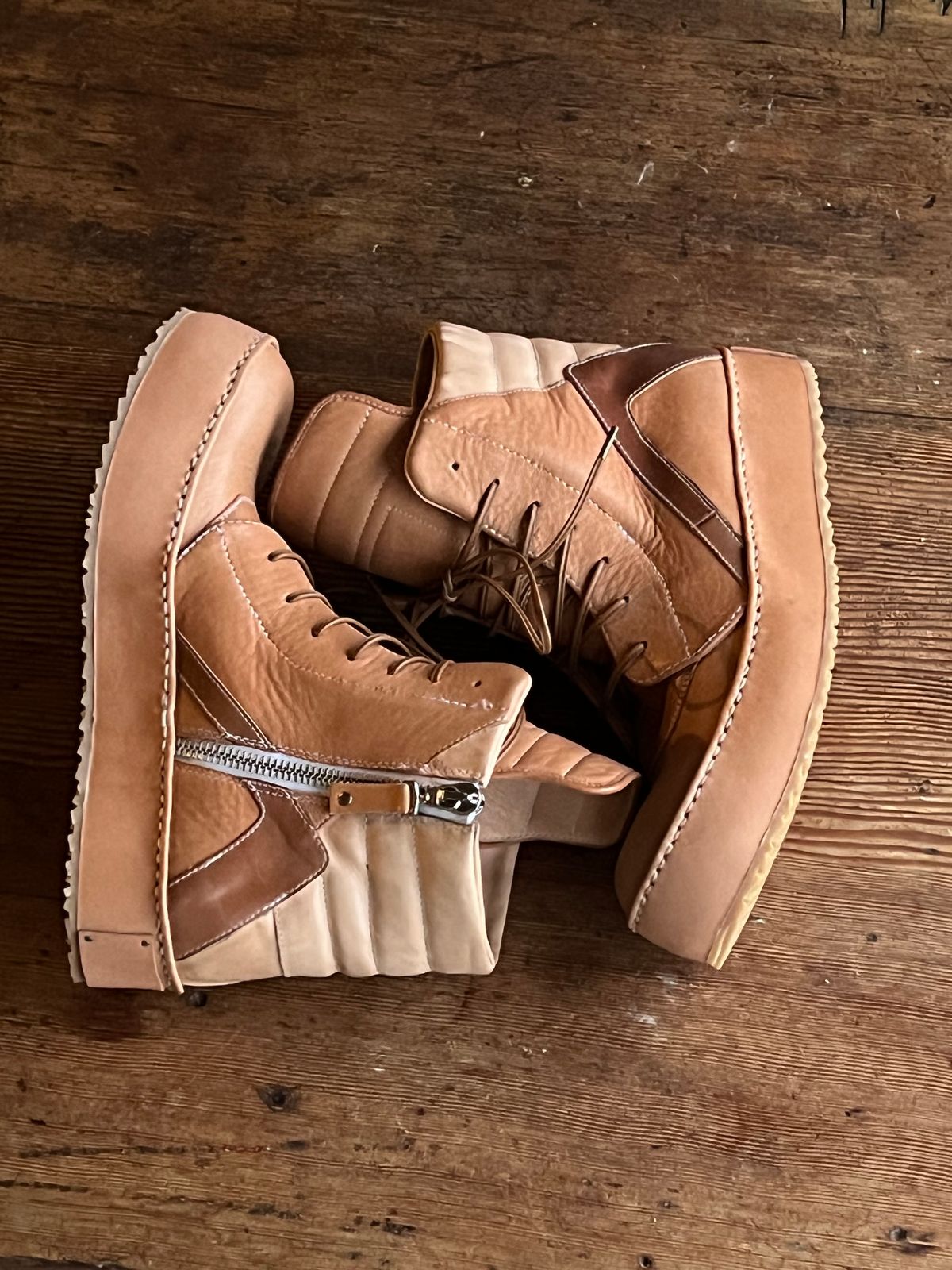 Photo by Tillman on November 4, 2024 of the Self-Made Geobasket in Horween Natural Essex & Horween Unglazed Natural Shell Cordovan.