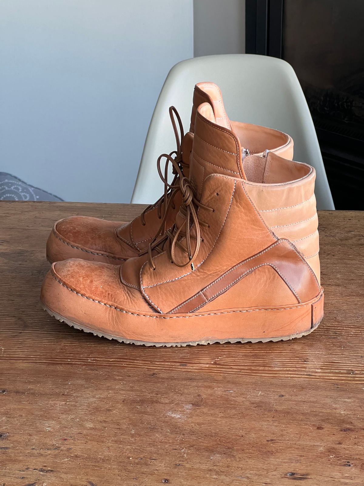 Photo by Tillman on December 1, 2024 of the Self-Made Geobasket in Horween Natural Essex & Horween Unglazed Natural Shell Cordovan.