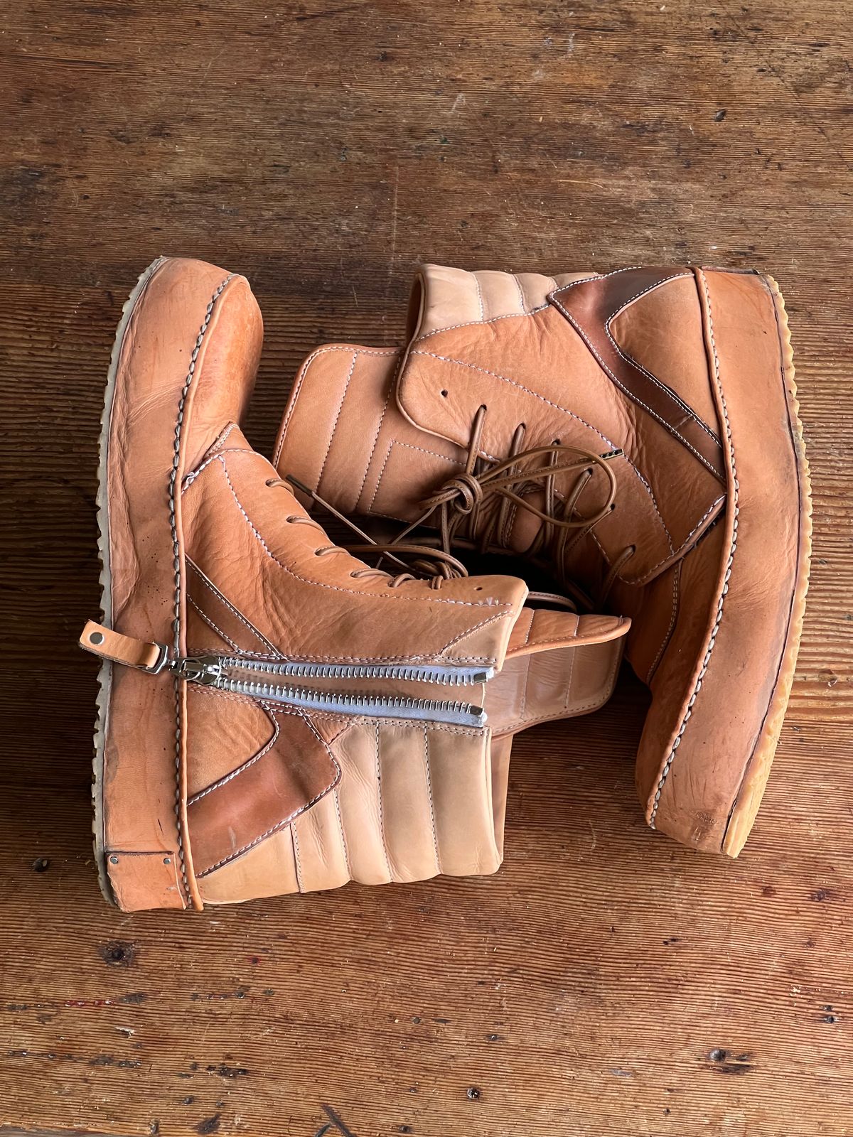 Photo by Tillman on December 1, 2024 of the Self-Made Geobasket in Horween Natural Essex & Horween Unglazed Natural Shell Cordovan.