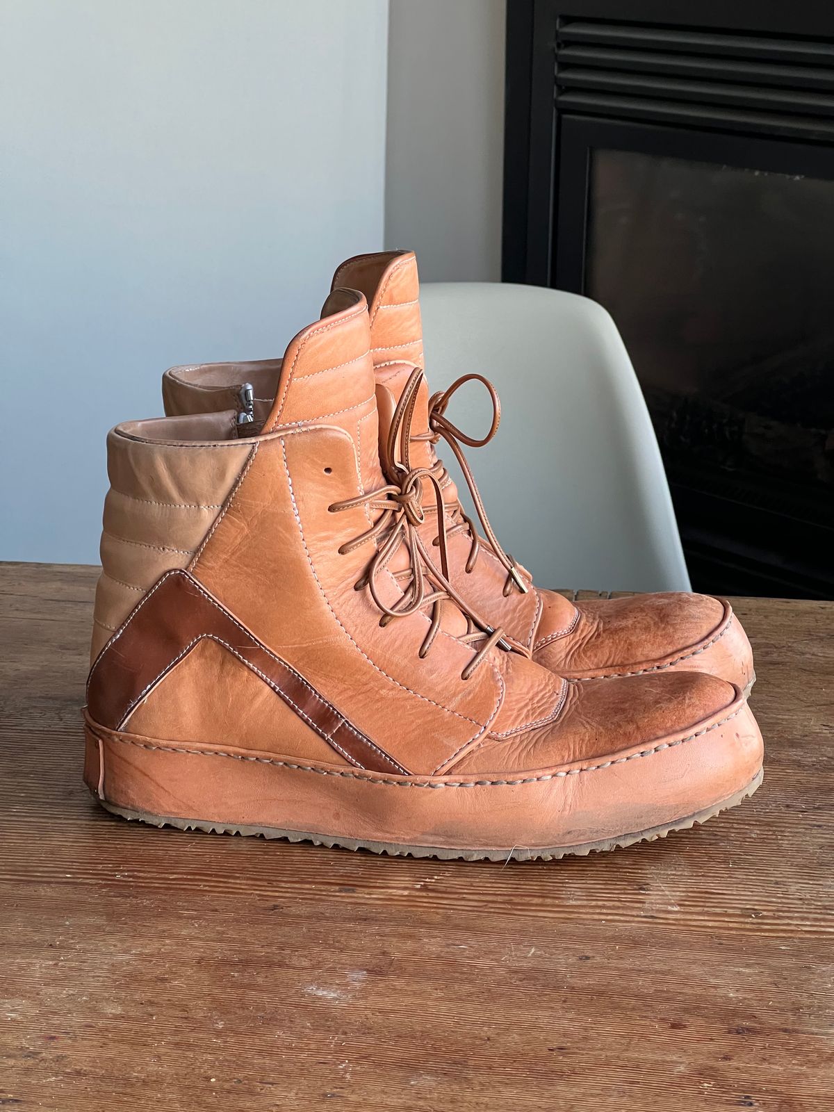 Photo by Tillman on December 1, 2024 of the Self-Made Geobasket in Horween Natural Essex & Horween Unglazed Natural Shell Cordovan.