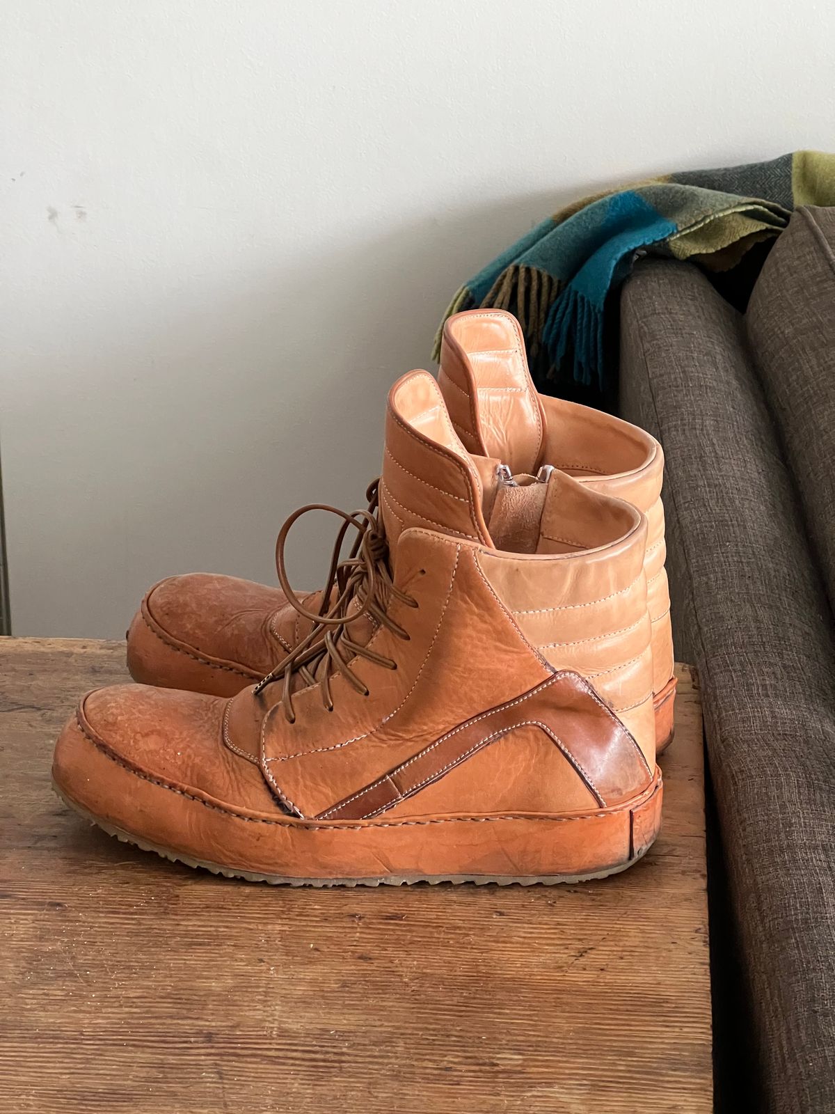 Photo by Tillman on February 2, 2025 of the Self-Made Geobasket in Horween Natural Essex & Horween Unglazed Natural Shell Cordovan.