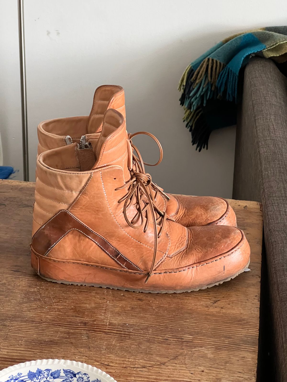 Photo by Tillman on February 2, 2025 of the Self-Made Geobasket in Horween Natural Essex & Horween Unglazed Natural Shell Cordovan.