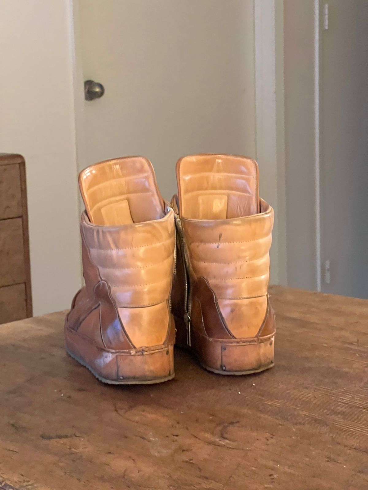 Photo by Tillman on March 4, 2025 of the Self-Made Geobasket in Horween Natural Essex & Horween Unglazed Natural Shell Cordovan.