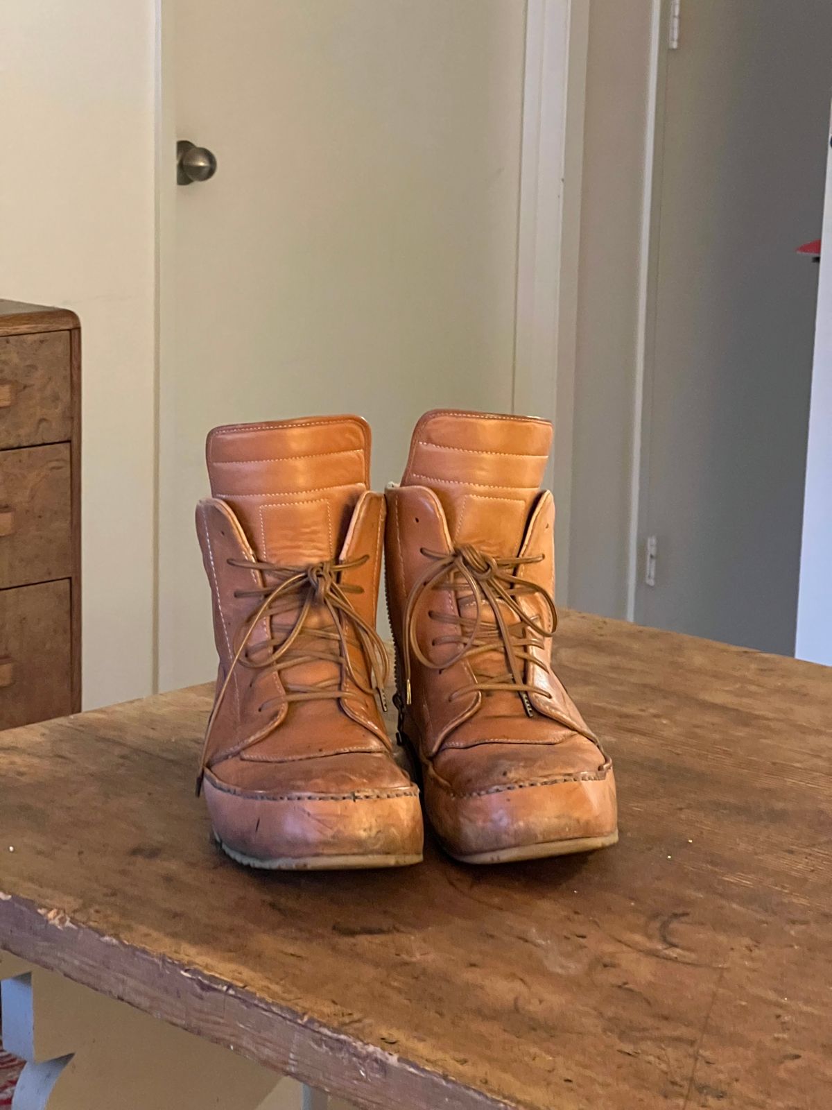 Photo by Tillman on March 4, 2025 of the Self-Made Geobasket in Horween Natural Essex & Horween Unglazed Natural Shell Cordovan.
