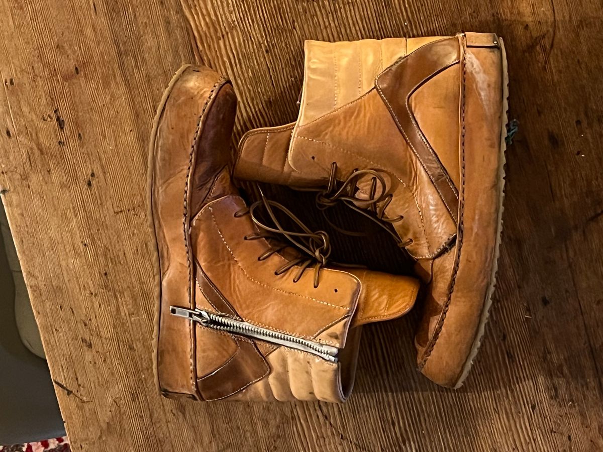 Photo by Tillman on March 4, 2025 of the Self-Made Geobasket in Horween Natural Essex & Horween Unglazed Natural Shell Cordovan.