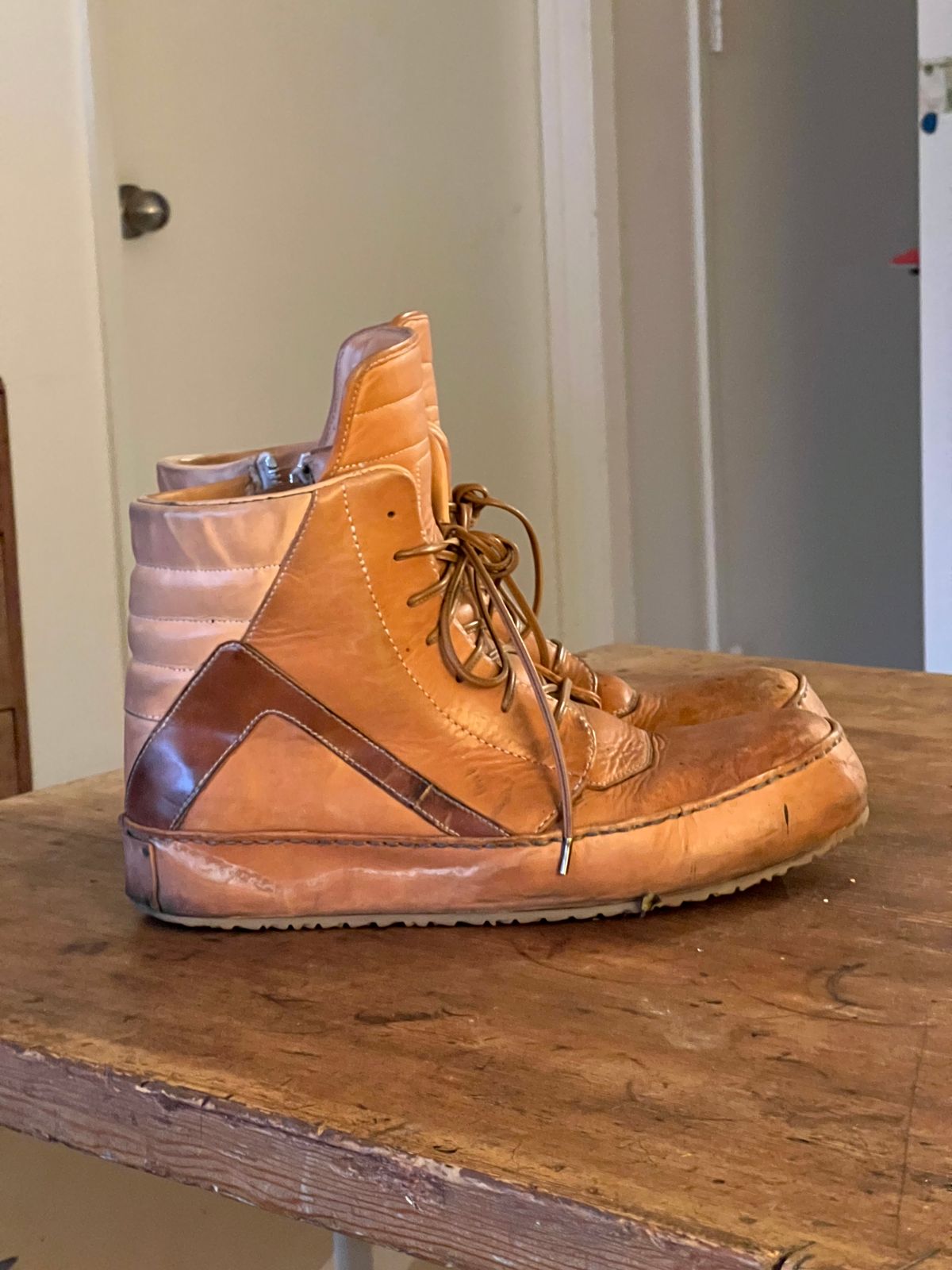 Photo by Tillman on March 4, 2025 of the Self-Made Geobasket in Horween Natural Essex & Horween Unglazed Natural Shell Cordovan.