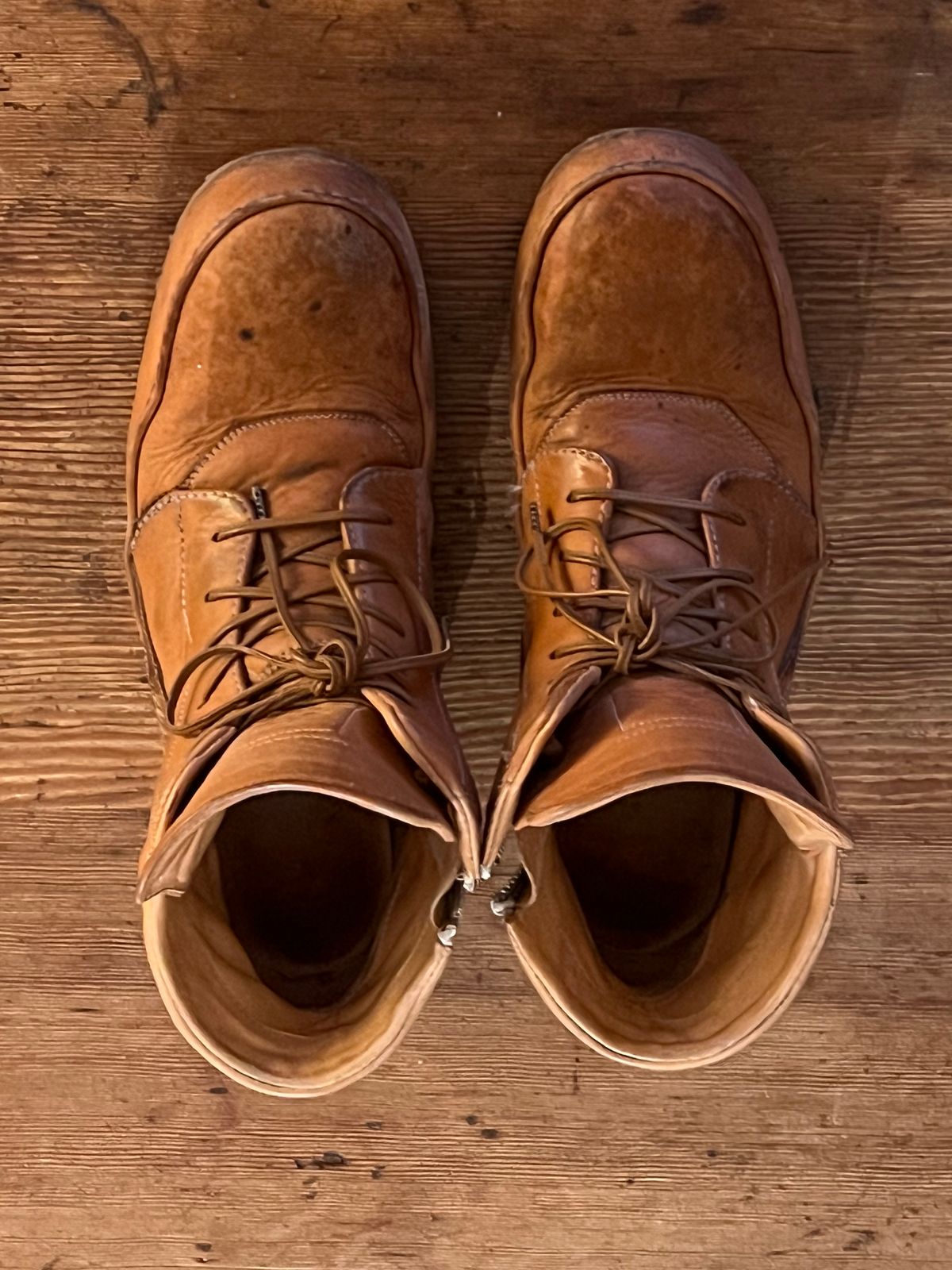 Photo by Tillman on March 4, 2025 of the Self-Made Geobasket in Horween Natural Essex & Horween Unglazed Natural Shell Cordovan.