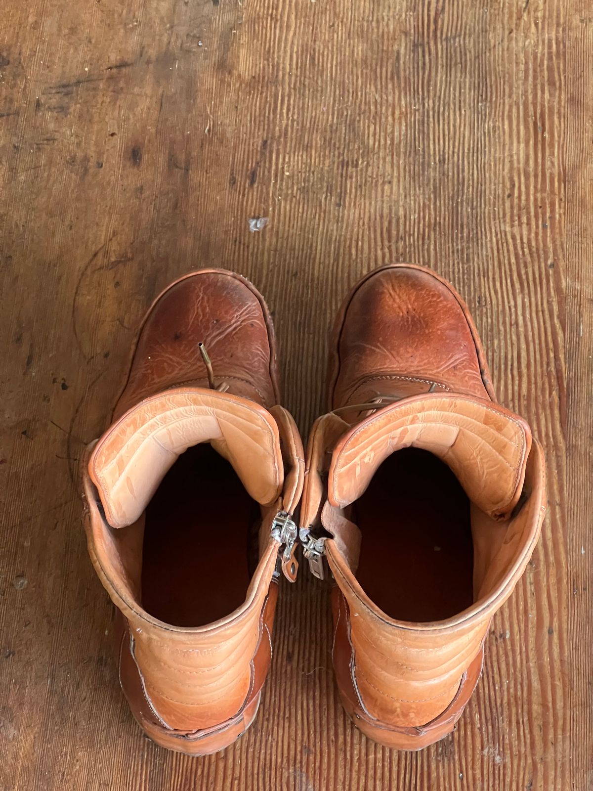 Photo by Tillman on April 4, 2025 of the Self-Made Geobasket in Horween Natural Essex & Horween Unglazed Natural Shell Cordovan.