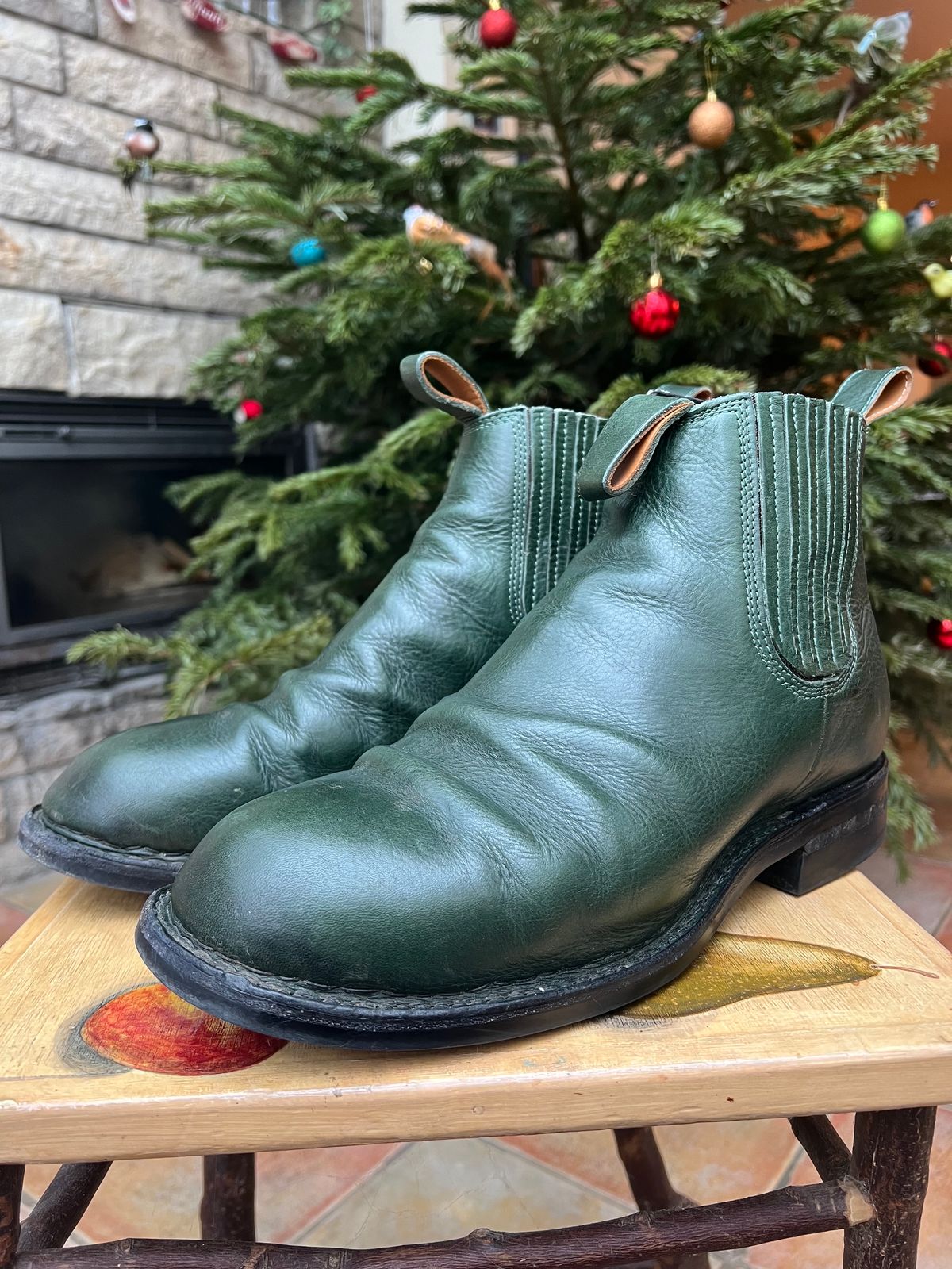 Photo by Tillman on January 6, 2024 of the Dierkes Covered gusset Chelsea Boot in Conceria Puccini Attilio Dark Green Koala.