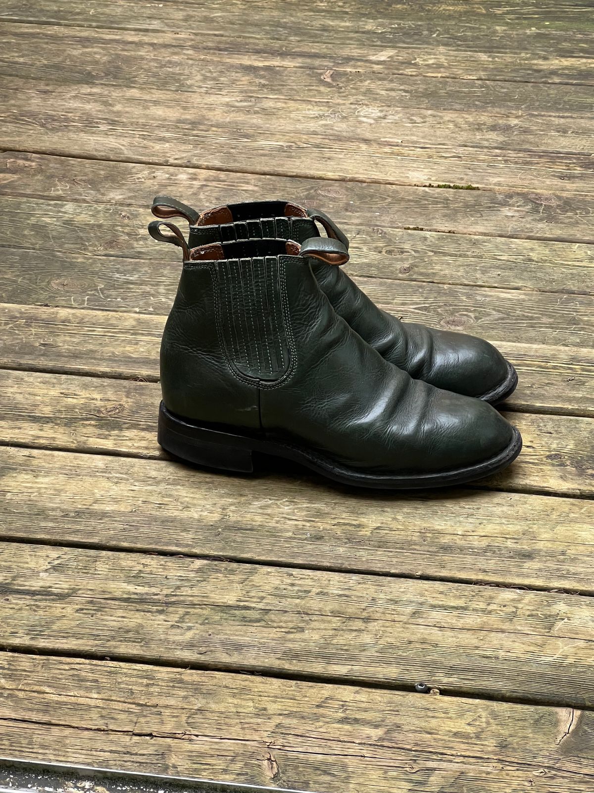 Photo by Tillman on April 5, 2024 of the Dierkes Covered gusset Chelsea Boot in Conceria Puccini Attilio Dark Green Koala.