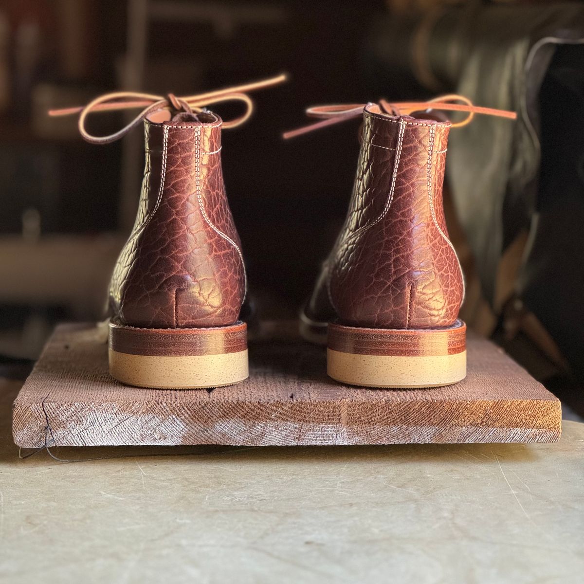 Photo by cobblertobias on October 10, 2024 of the Caswell Boot Company Shaw in Maverick Leather Chocolate Glazed Shrunken Bison.