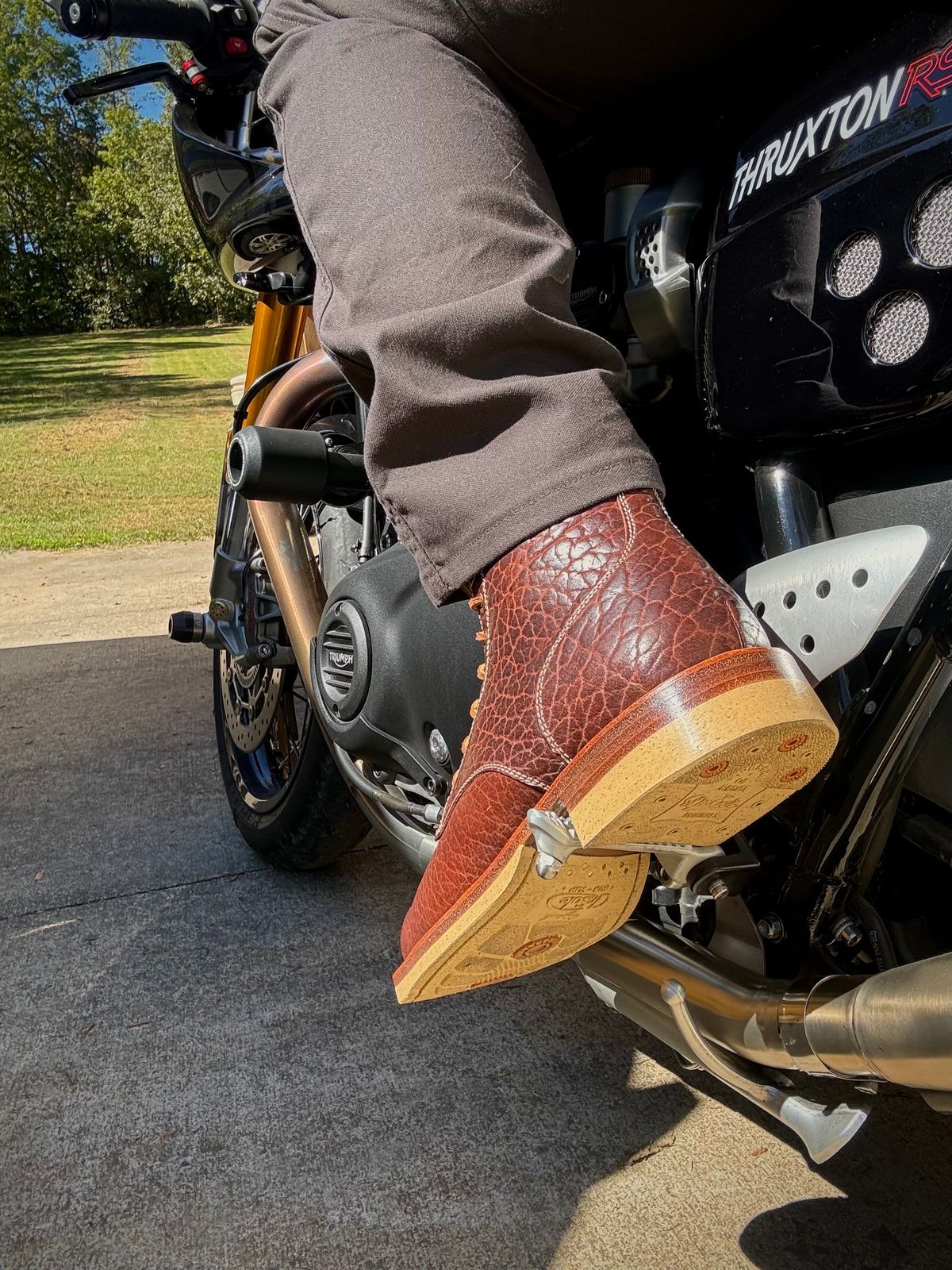 Photo by cobblertobias on November 5, 2024 of the Caswell Boot Company Shaw in Maverick Leather Chocolate Glazed Shrunken Bison.