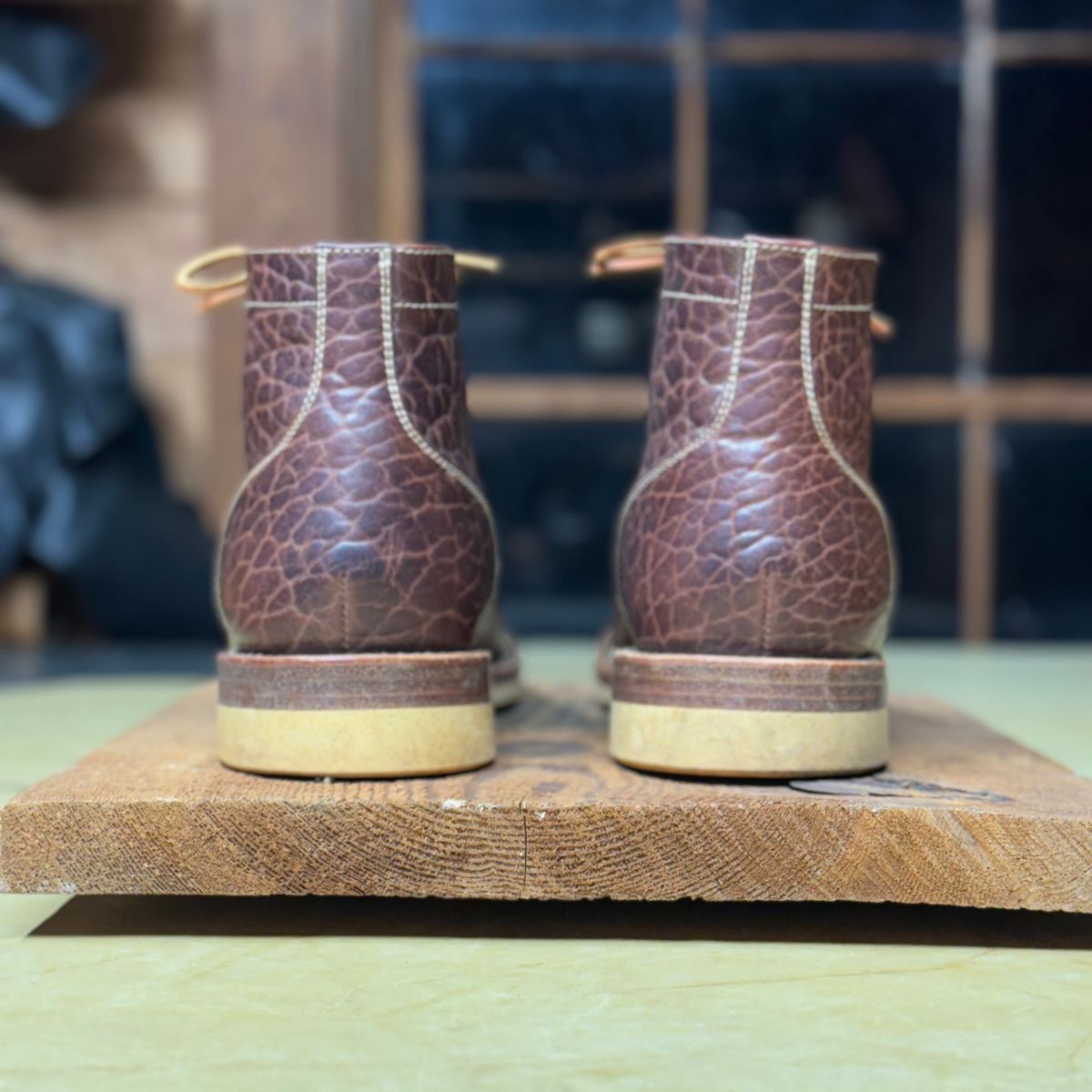 Photo by cobblertobias on November 5, 2024 of the Caswell Boot Company Shaw in Maverick Leather Chocolate Glazed Shrunken Bison.