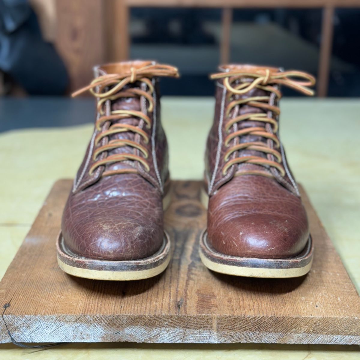 Photo by cobblertobias on November 5, 2024 of the Caswell Boot Company Shaw in Maverick Leather Chocolate Glazed Shrunken Bison.