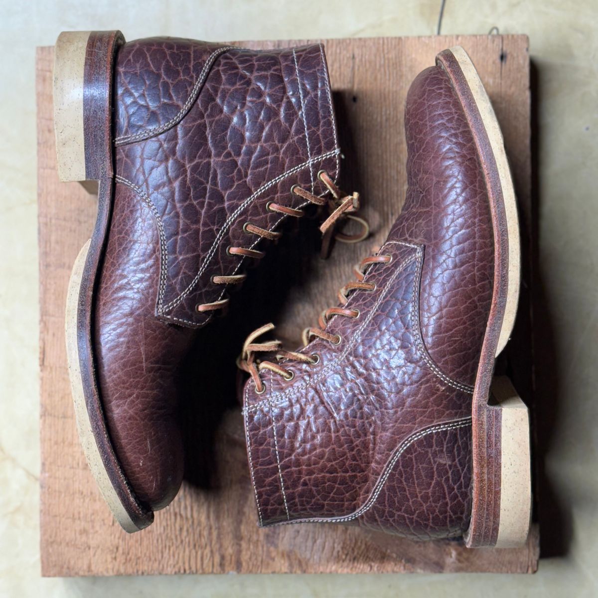 Photo by cobblertobias on November 5, 2024 of the Caswell Boot Company Shaw in Maverick Leather Chocolate Glazed Shrunken Bison.