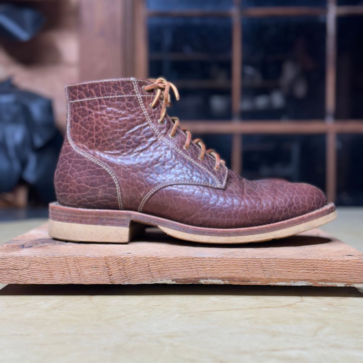 Photo by cobblertobias on November 5, 2024 of the Caswell Boot Company Shaw in Maverick Leather Chocolate Glazed Shrunken Bison.