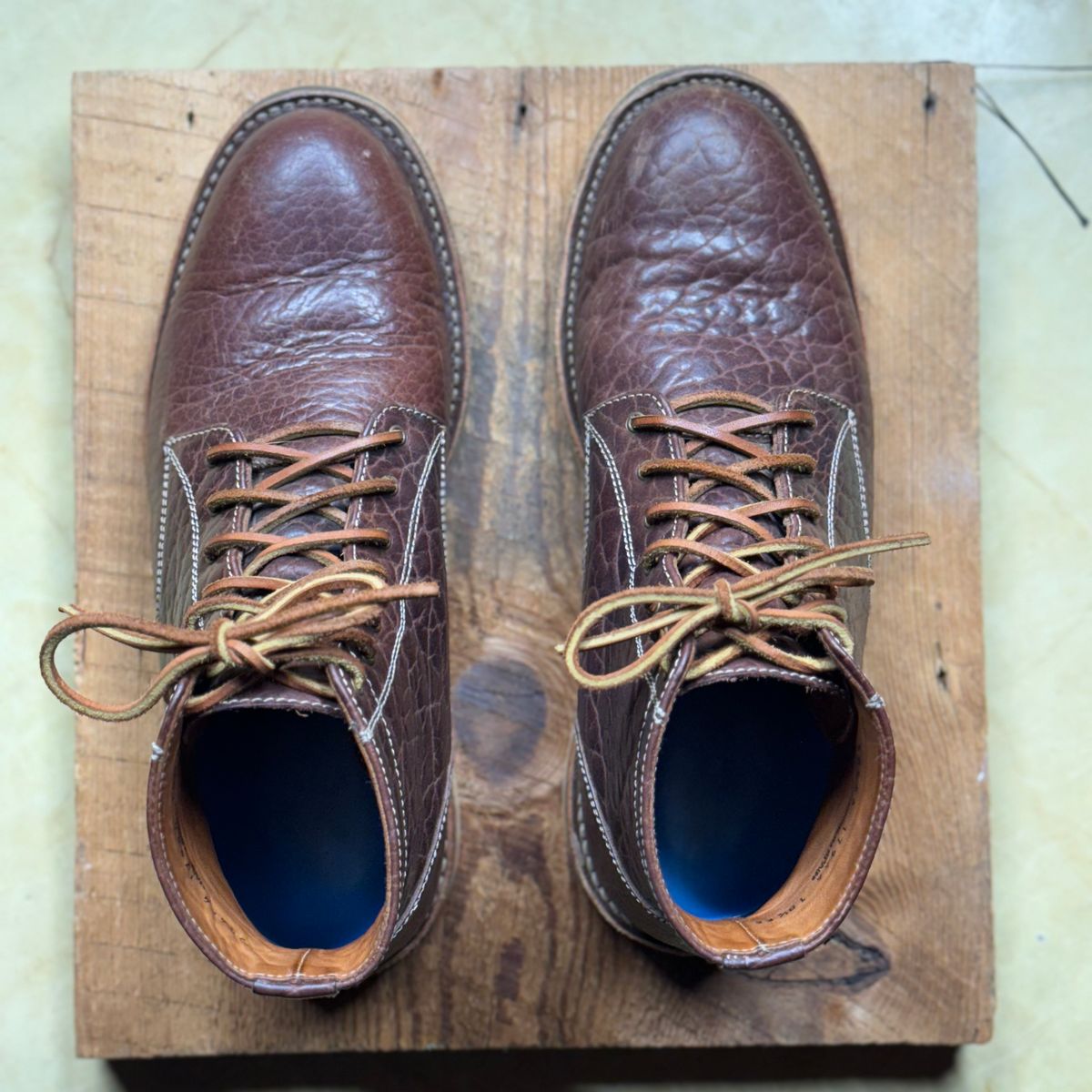 Photo by cobblertobias on November 5, 2024 of the Caswell Boot Company Shaw in Maverick Leather Chocolate Glazed Shrunken Bison.