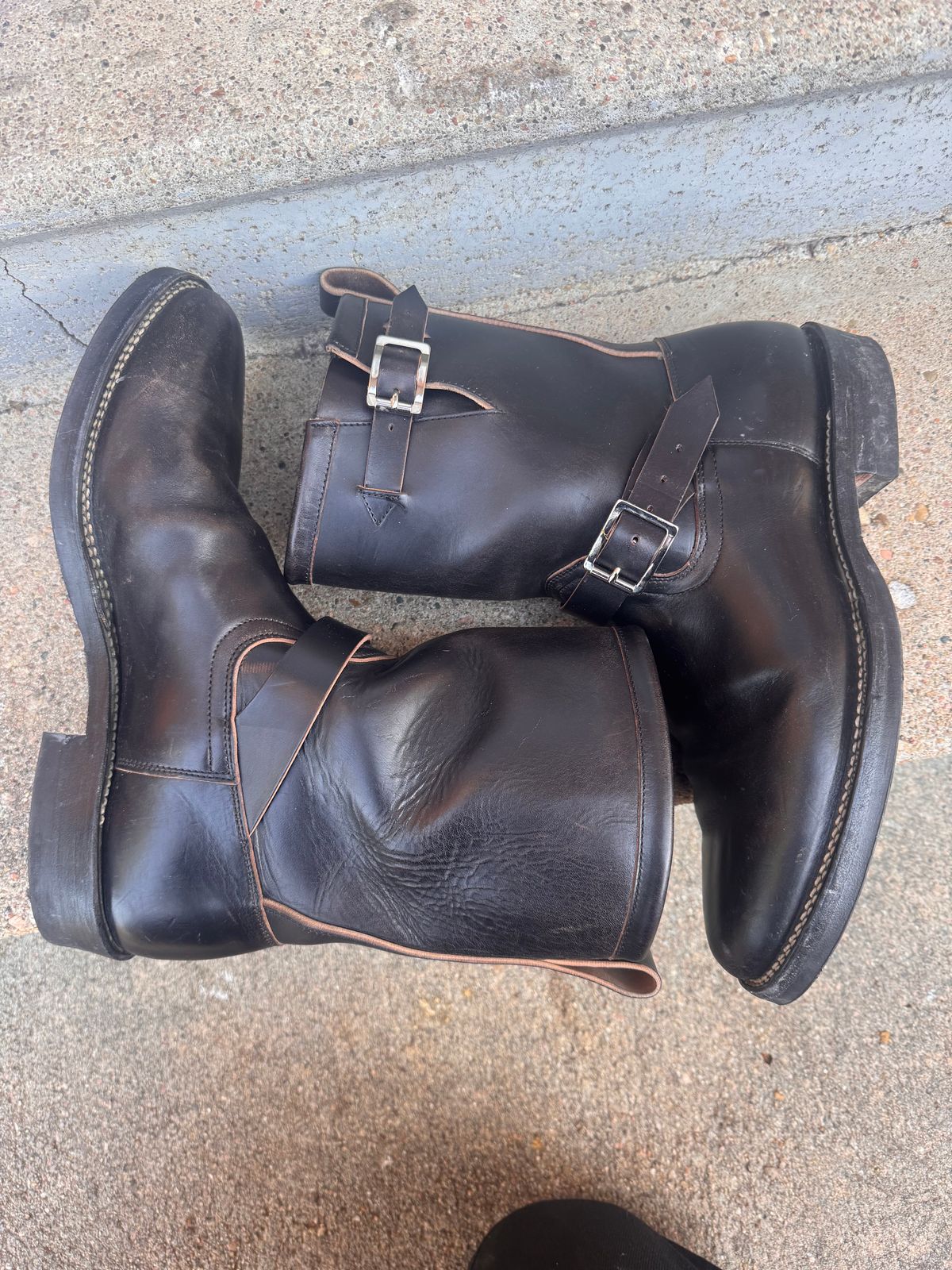 Photo by joji_k on November 4, 2025 of the Viberg Engineer in Maryam Black Horsebutt.