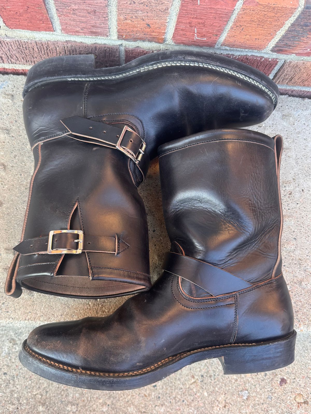 Photo by joji_k on December 3, 2025 of the Viberg Engineer in Maryam Black Horsebutt.