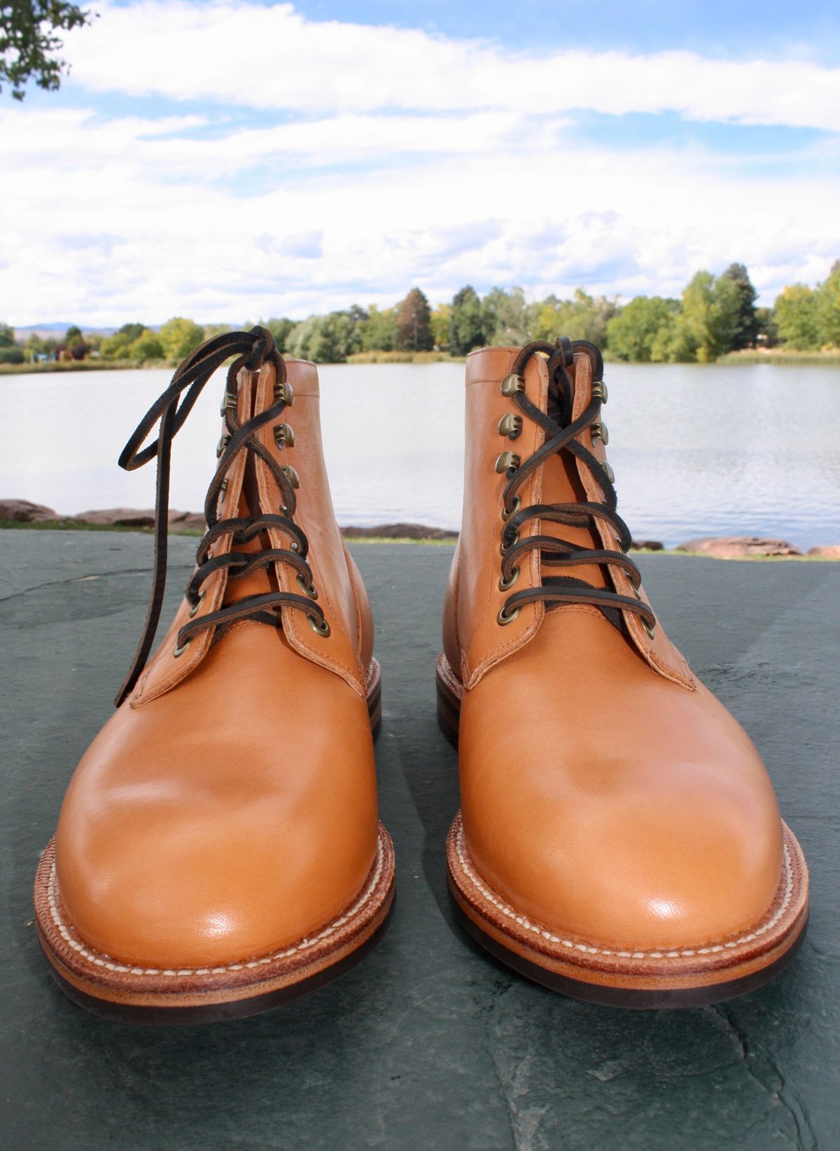 Photo by Bacharini on October 2, 2022 of the Grant Stone Diesel Boot in Horween English Tan Essex.