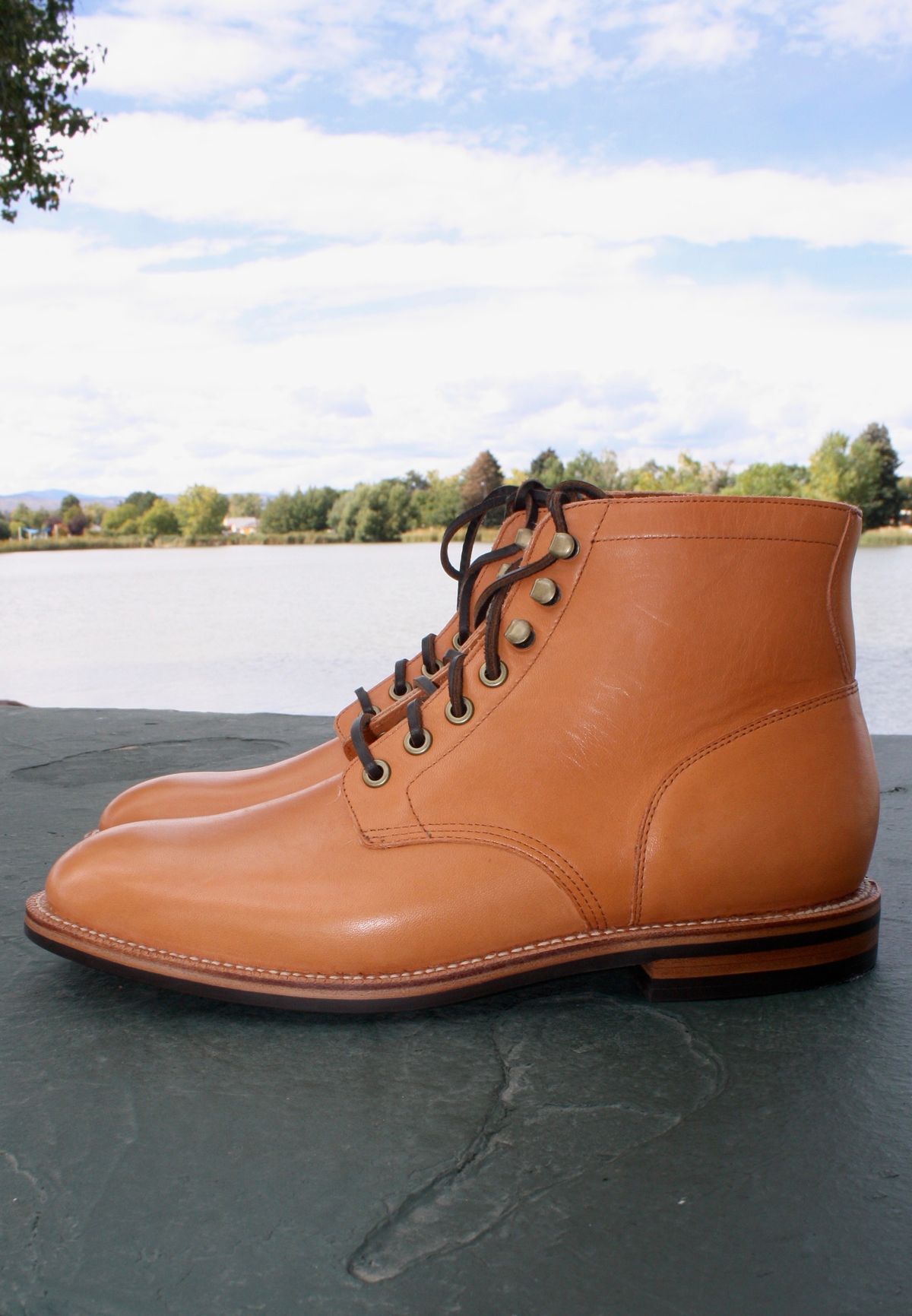 Photo by Bacharini on October 2, 2022 of the Grant Stone Diesel Boot in Horween English Tan Essex.