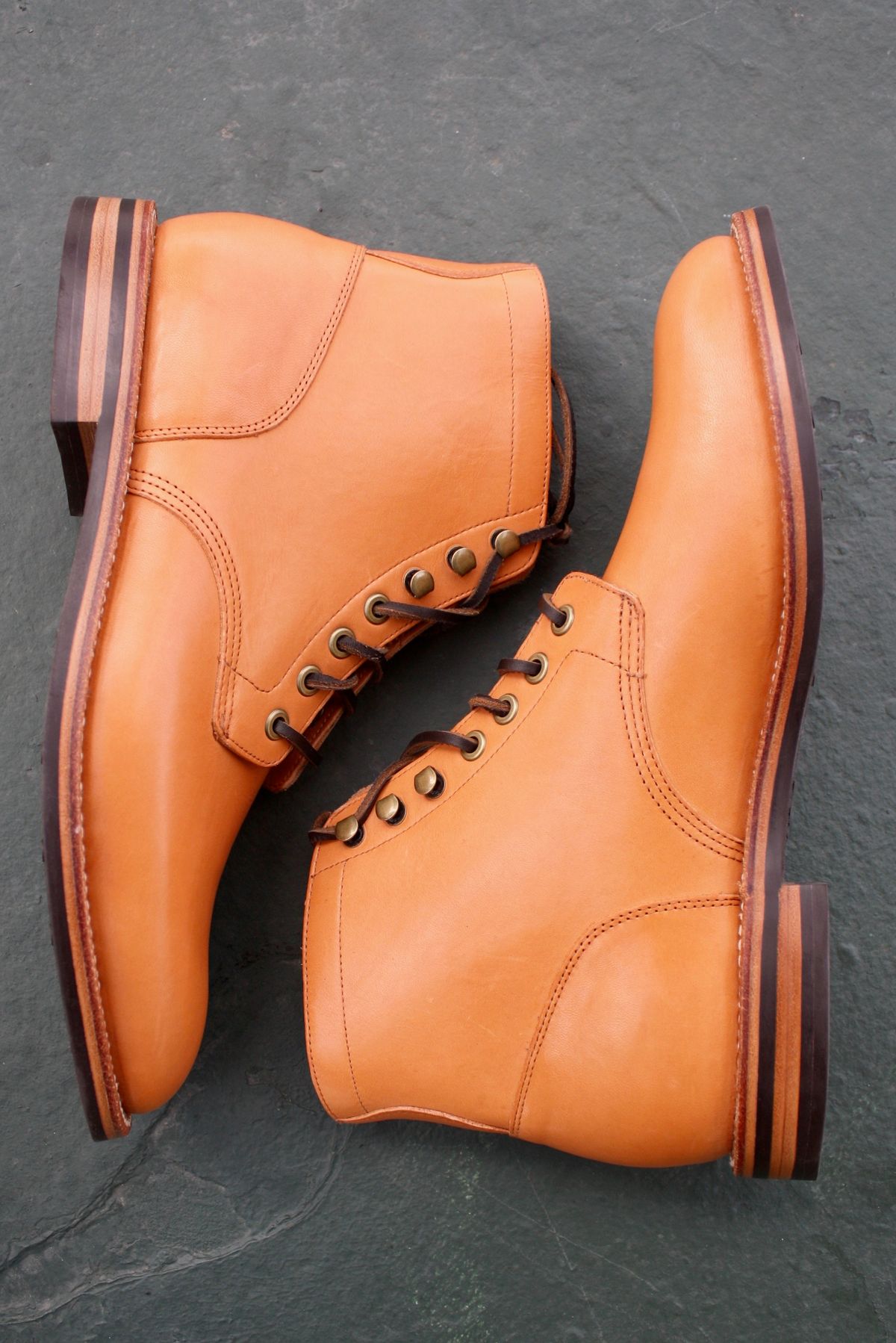 Photo by Bacharini on October 2, 2022 of the Grant Stone Diesel Boot in Horween English Tan Essex.