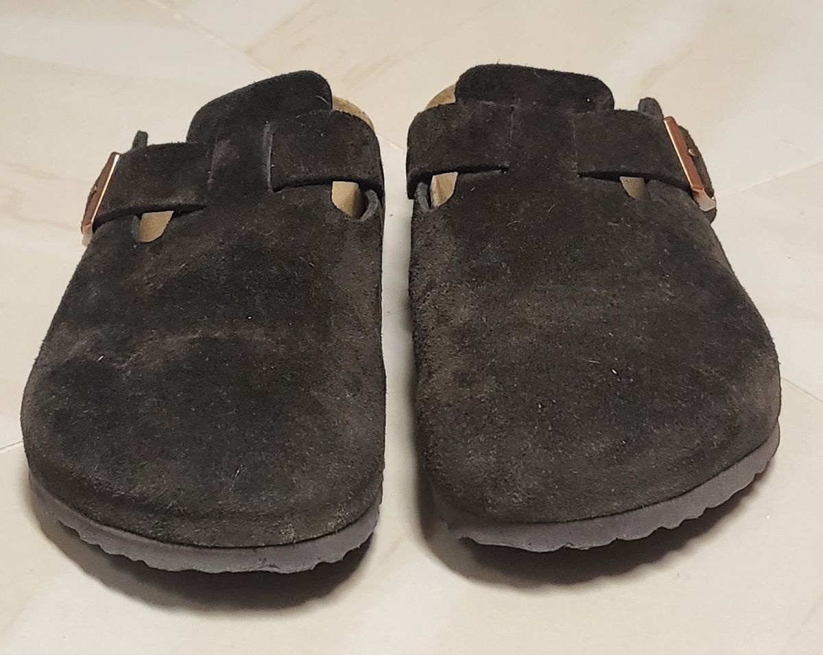 Photo by vestedmember on November 6, 2023 of the Birkenstock Boston in Mocha Suede.