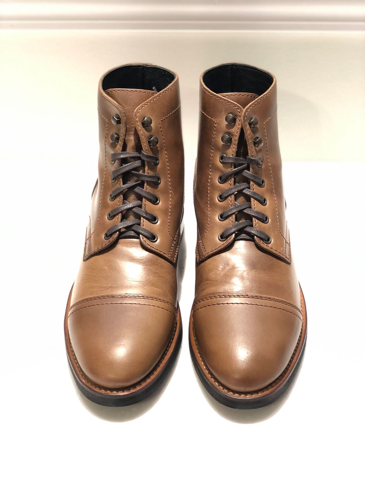Photo by jakefrank on October 1, 2023 of the Thursday Captain in Horween Natural Chromexcel.