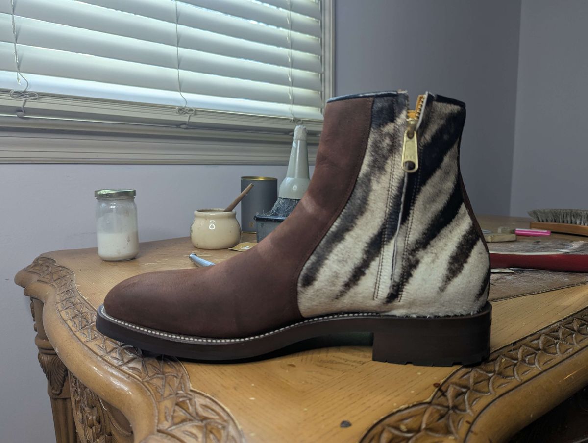 Photo by prospect_joe on March 7, 2025 of the Arno Bliskavka in C.F. Stead Polo Brown Unicorn Elk & Zebra Hair On Hide.