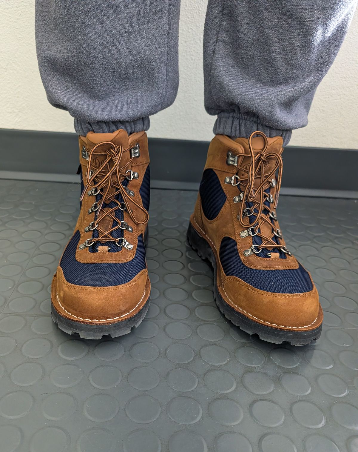 Photo by prospect_joe on January 25, 2026 of the Danner Cascade Crest in grizzly brown & ursa blue.