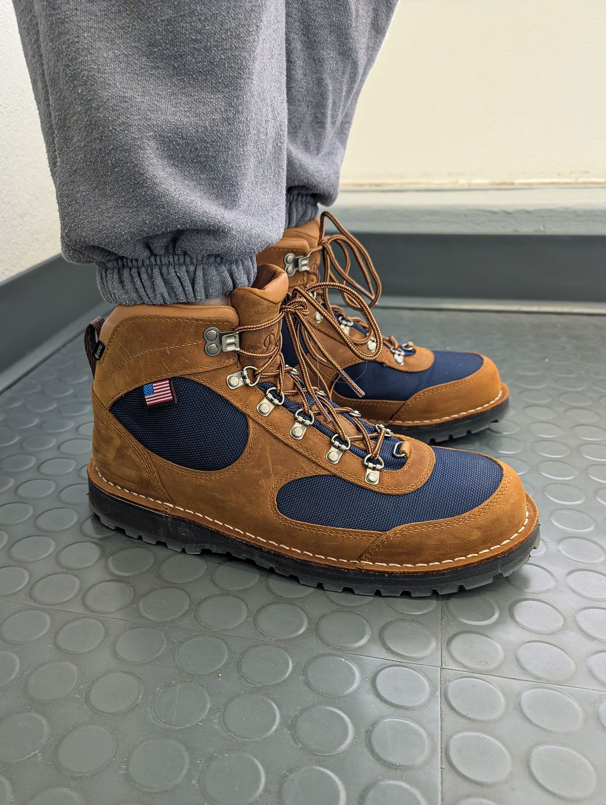 Photo by prospect_joe on January 25, 2026 of the Danner Cascade Crest in grizzly brown & ursa blue.