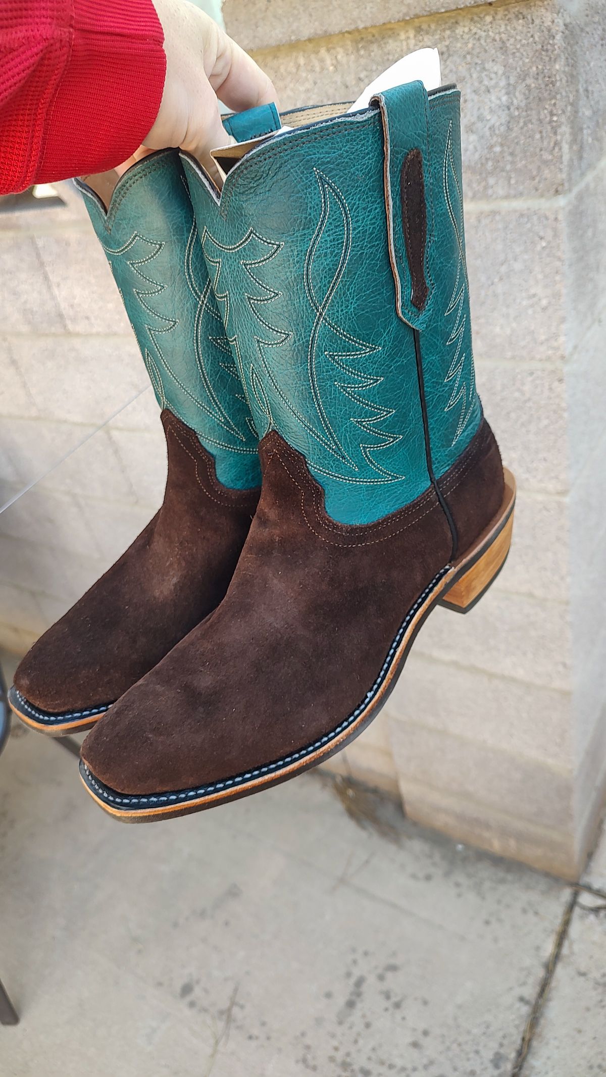 Photo by prospect_joe on May 16, 2024 of the Fenoglio South Texas Tack Exclusive in Nicotine Roughout With Distressed Turquoise.