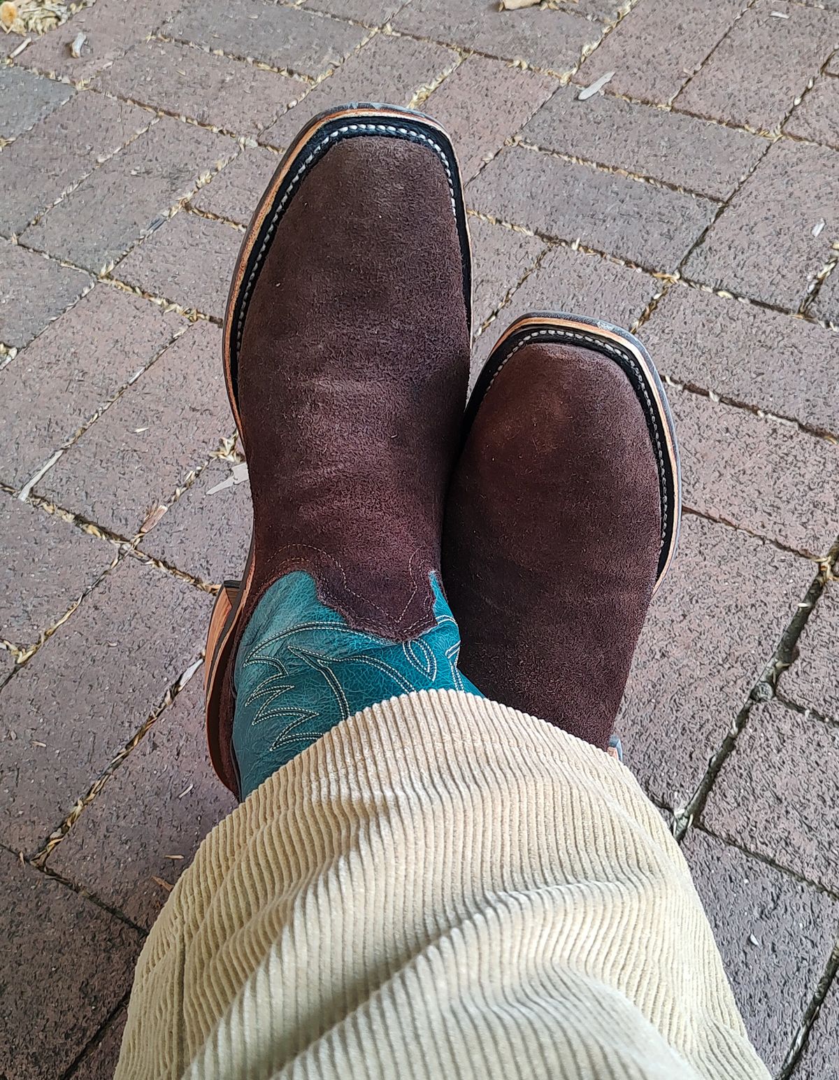 Photo by prospect_joe on July 11, 2024 of the Fenoglio South Texas Tack Exclusive in Nicotine Roughout With Distressed Turquoise.