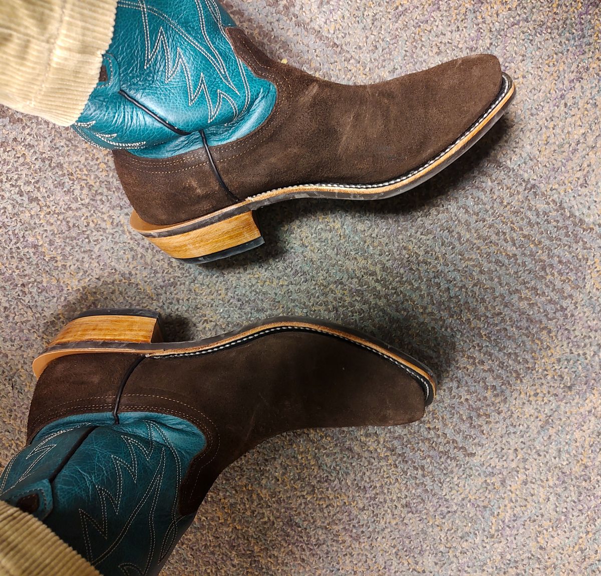 Photo by prospect_joe on July 20, 2024 of the Fenoglio South Texas Tack Exclusive in Nicotine Roughout With Distressed Turquoise.