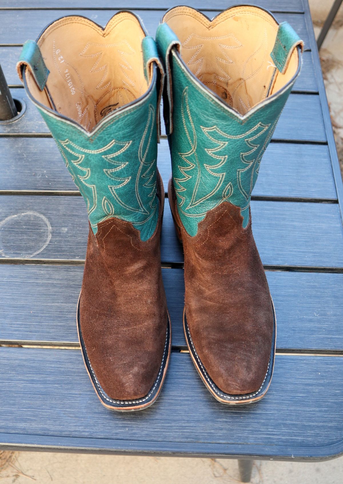 Photo by prospect_joe on July 29, 2024 of the Fenoglio South Texas Tack Exclusive in Nicotine Roughout With Distressed Turquoise.