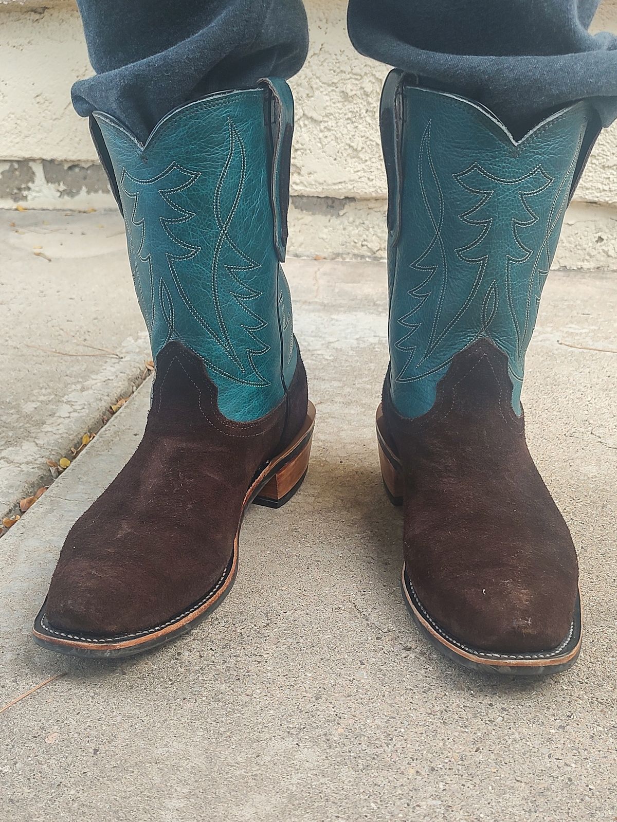 Photo by prospect_joe on August 19, 2024 of the Fenoglio South Texas Tack Exclusive in Nicotine Roughout With Distressed Turquoise.