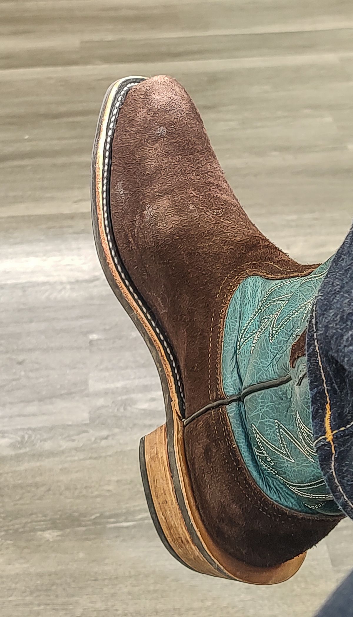 Photo by prospect_joe on September 12, 2024 of the Fenoglio South Texas Tack Exclusive in Nicotine Roughout With Distressed Turquoise.