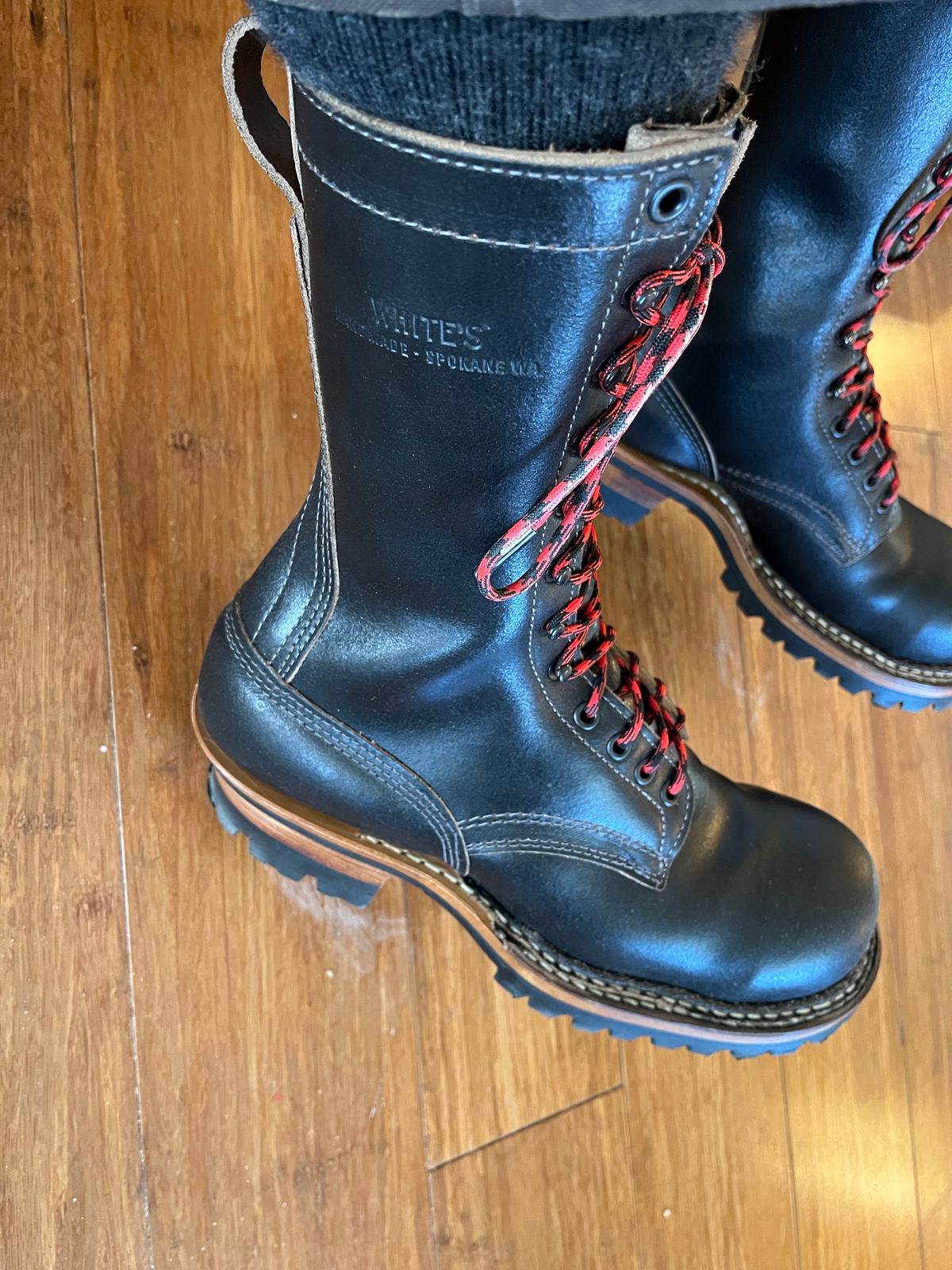Photo by TurboC12H23 on October 17, 2023 of the White's Smokejumper in Horween Black Waxed Flesh.