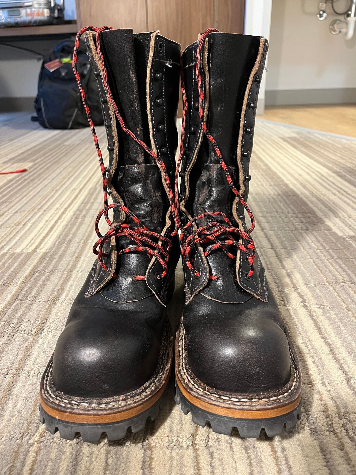 Photo by TurboC12H23 on November 1, 2023 of the White's Smokejumper in Horween Black Waxed Flesh.