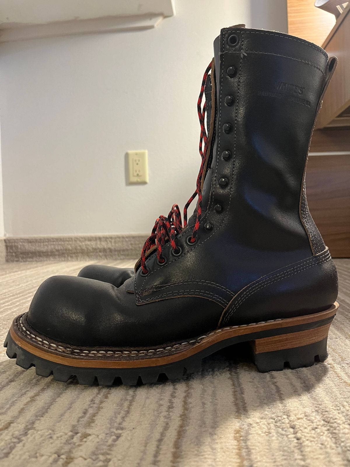 Photo by TurboC12H23 on November 1, 2023 of the White's Smokejumper in Horween Black Waxed Flesh.