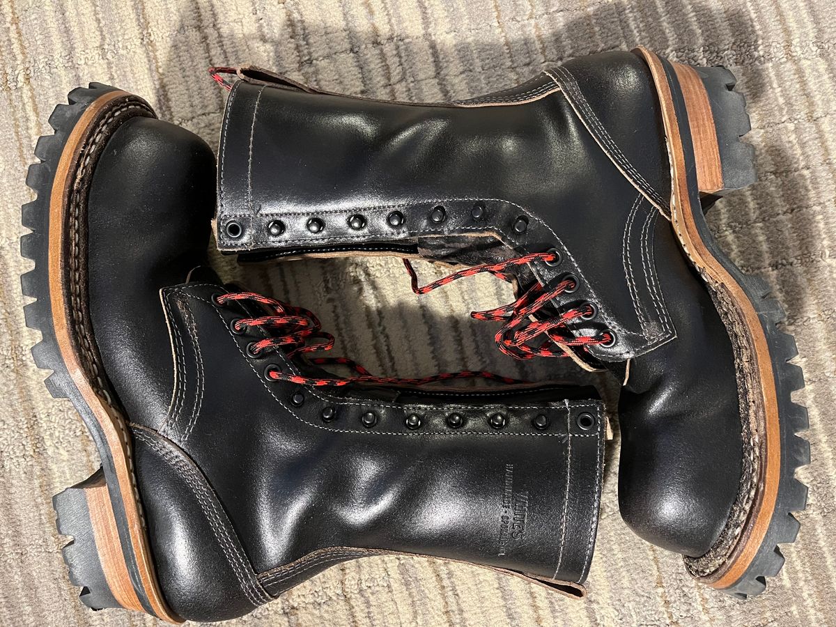 Photo by TurboC12H23 on November 1, 2023 of the White's Smokejumper in Horween Black Waxed Flesh.