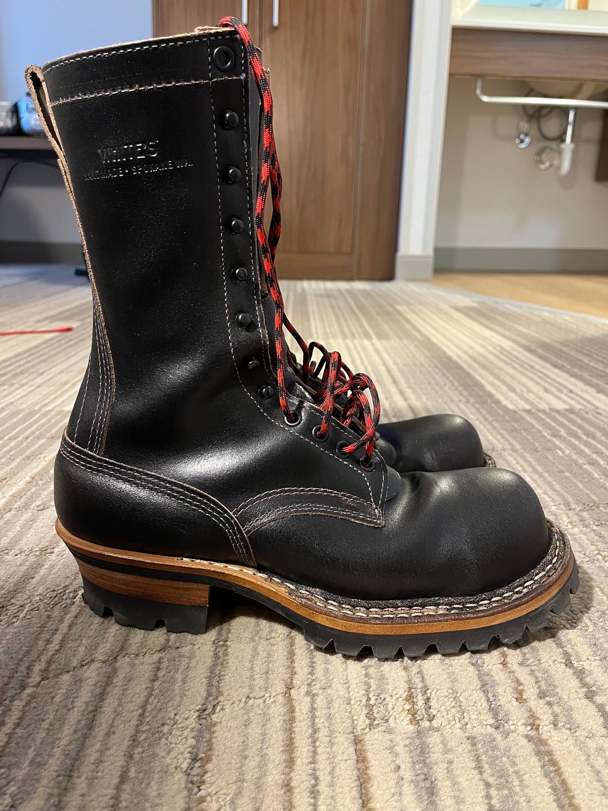 Photo by TurboC12H23 on November 1, 2023 of the White's Smokejumper in Horween Black Waxed Flesh.