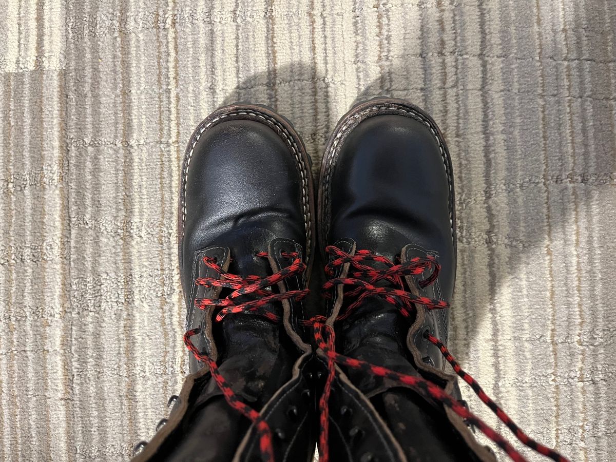 Photo by TurboC12H23 on November 1, 2023 of the White's Smokejumper in Horween Black Waxed Flesh.