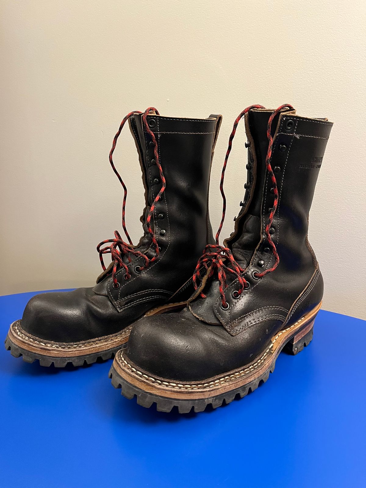 Photo by TurboC12H23 on November 20, 2023 of the White's Smokejumper in Horween Black Waxed Flesh.