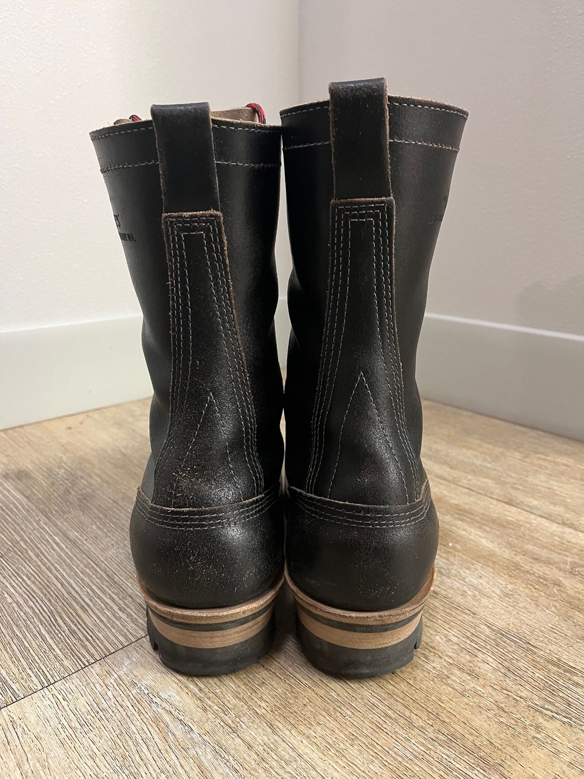 Photo by TurboC12H23 on December 5, 2023 of the White's Smokejumper in Horween Black Waxed Flesh.