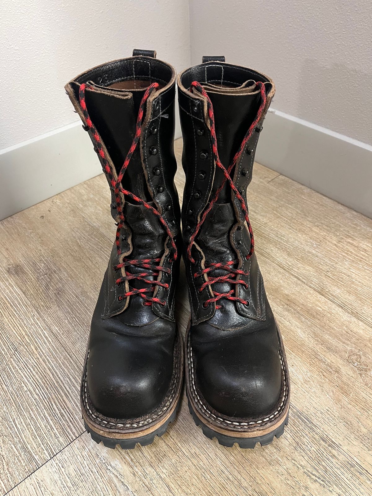 Photo by TurboC12H23 on December 5, 2023 of the White's Smokejumper in Horween Black Waxed Flesh.