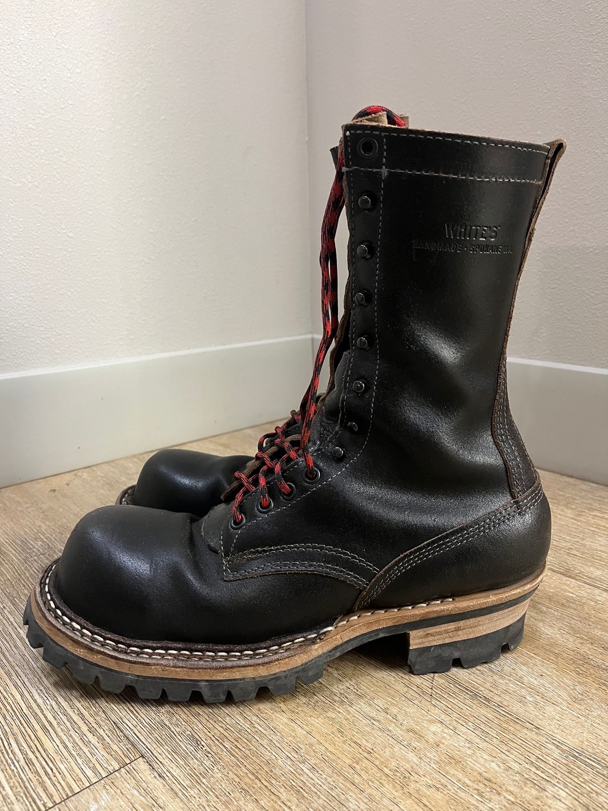 Photo by TurboC12H23 on December 5, 2023 of the White's Smokejumper in Horween Black Waxed Flesh.
