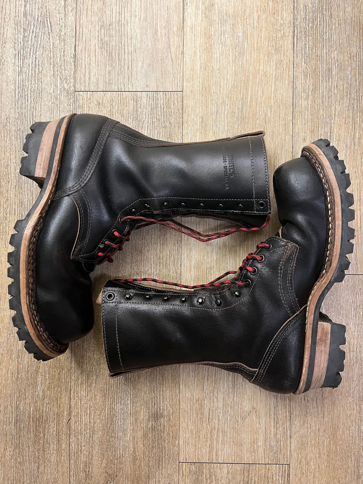 Photo by TurboC12H23 on December 5, 2023 of the White's Smokejumper in Horween Black Waxed Flesh.
