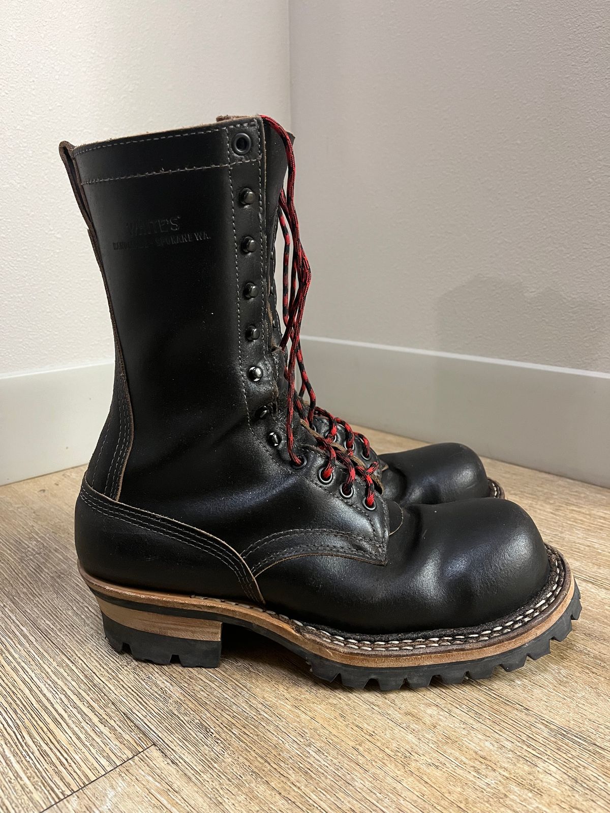 Photo by TurboC12H23 on December 5, 2023 of the White's Smokejumper in Horween Black Waxed Flesh.