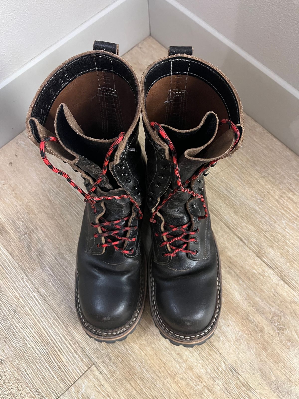 Photo by TurboC12H23 on December 5, 2023 of the White's Smokejumper in Horween Black Waxed Flesh.